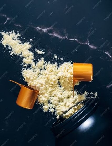 پودر لبنی و کنسانتره شیر در بسته بندی طلایی زرین لبن پارس.